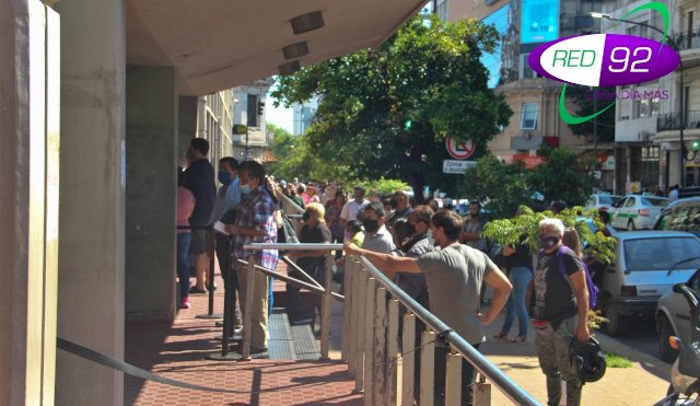 Largas colas en los bancos de Ensenada, quejas y pedidos de soluciones