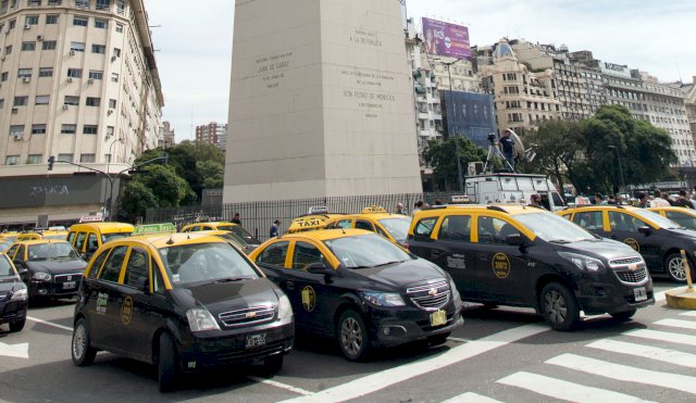 Viajar en taxi aumenta un 25% desde este martes